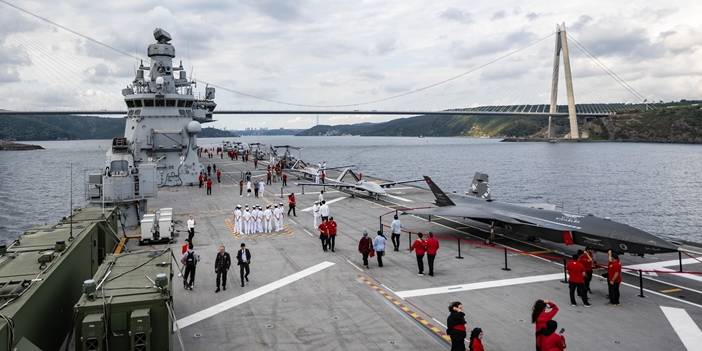 TCG Anadolu, İstanbul Boğazı geçit töreni için Sarayburnu’ndan ayrıldı