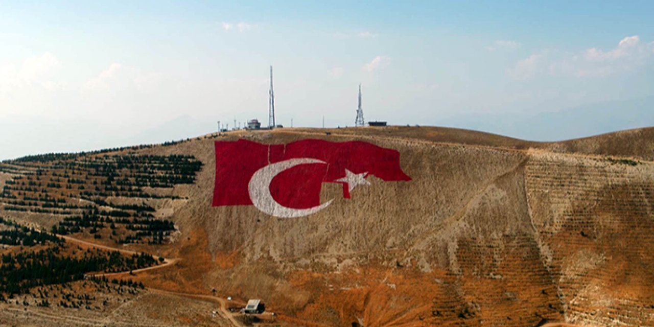 Dağ zirvesine dev Türk bayrağı: Türkiye’nin en büyüğü olacak