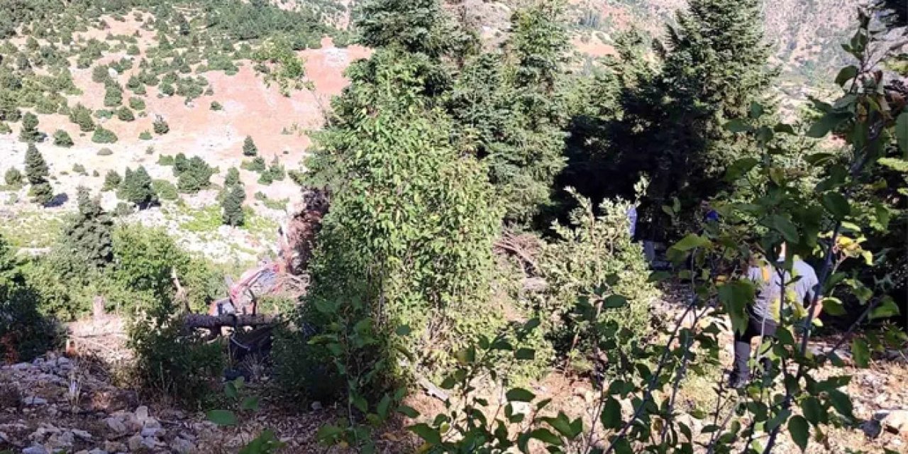 Adana'da Uçuruma Yuvarlanan Otomobilde 2 Kişi Hayatını Kaybetti