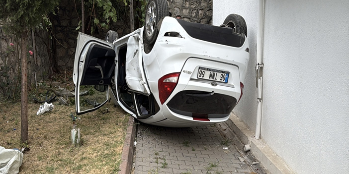 Kaza sonrası savrulan otomobil apartman bahçesine düştü: 3 yaralı