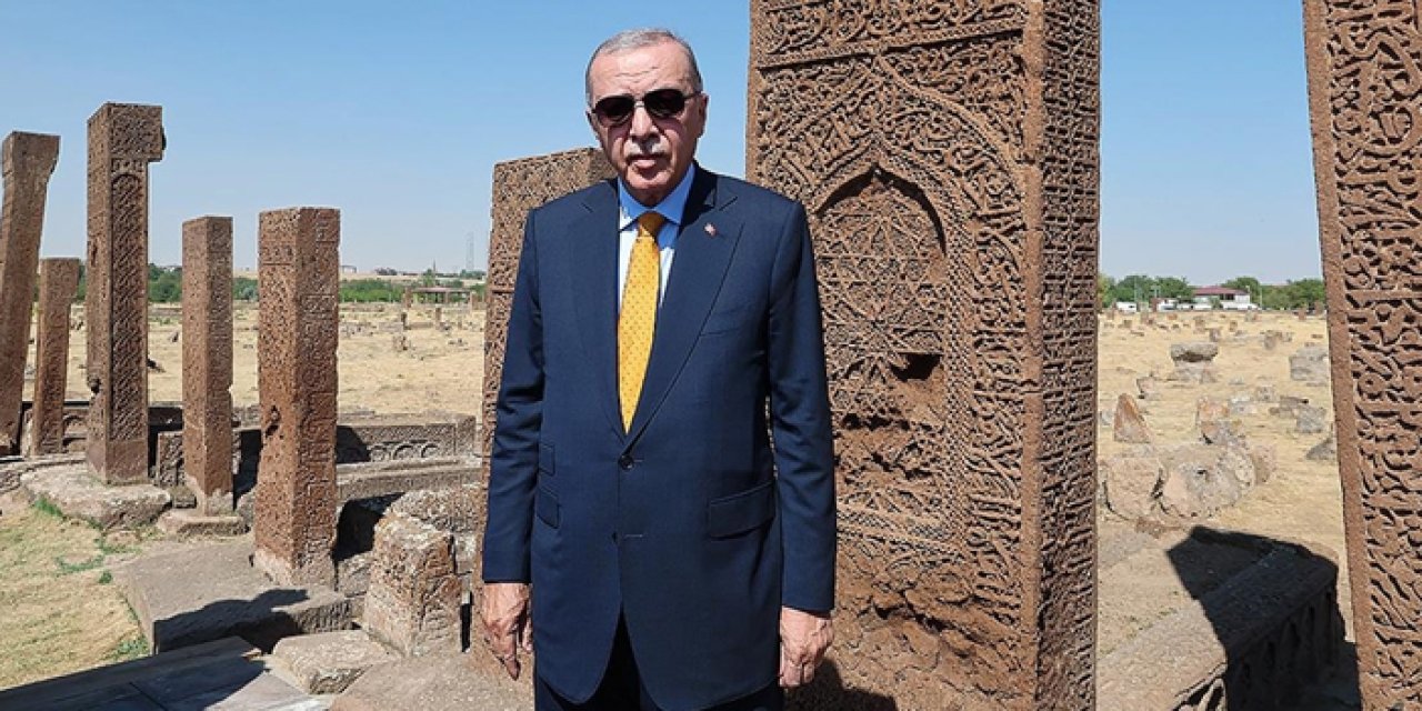 Erdoğan, Ahlat’ta Selçuklu Meydan Mezarlığı’nı ziyaret etti