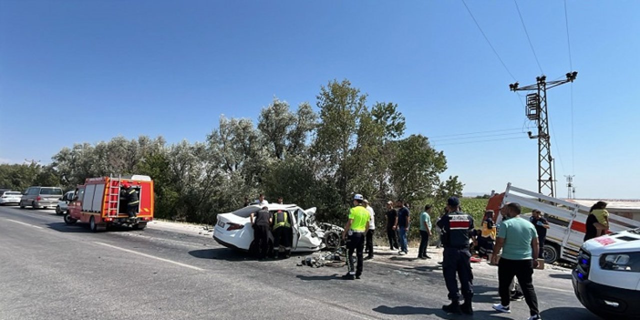 Konya’da feci kaza… Otomobil ile kamyonet çarpıştı!