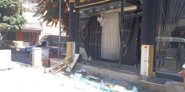 Motosiklet kazasında iki kişi iş yerinin vitrinine savruldu
