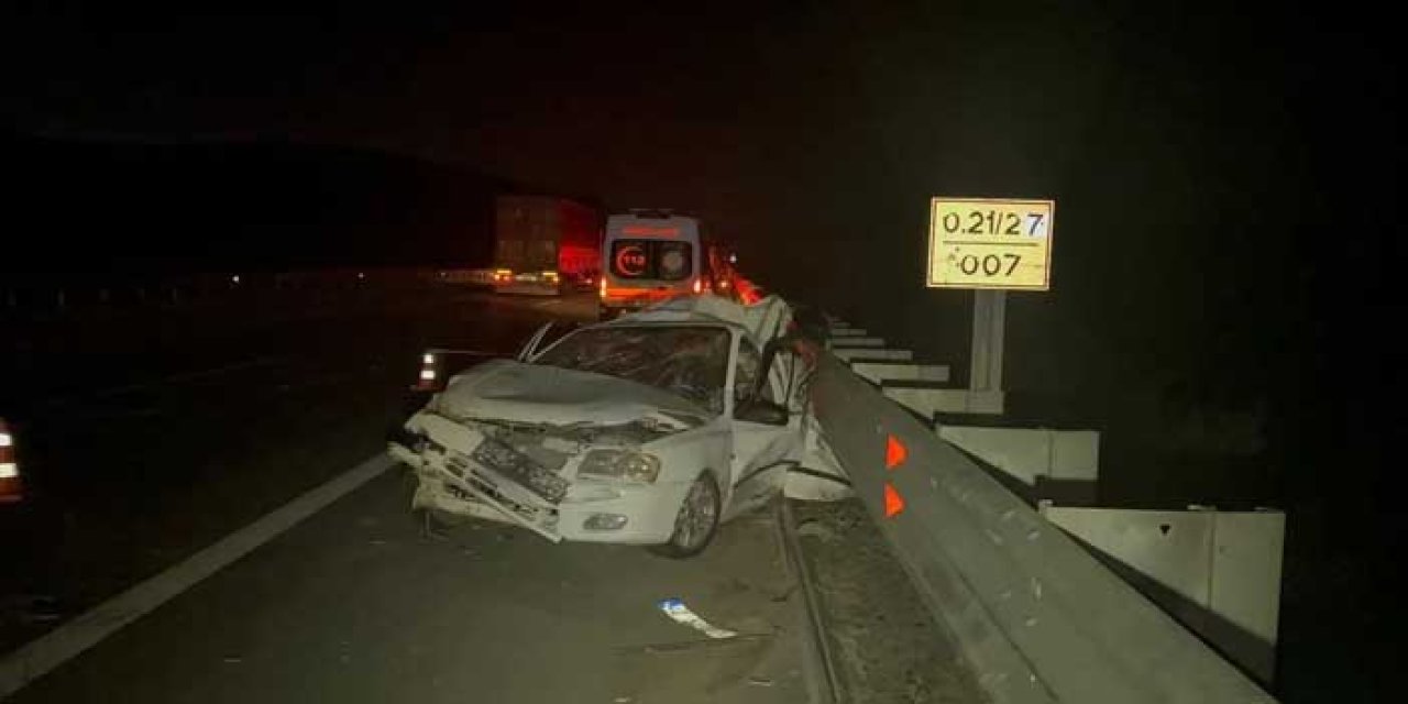 Tır, emniyet şeridinde bekleyen otomobile çarptı: 3 ölü, 1 yaralı