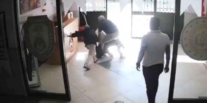 Okul kaydı tartışmasında dehşet: Müdüre bıçaklı saldırı girişimi