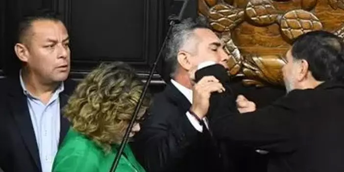 Meclis'de şok kavga: Vekiller birbirine girdi