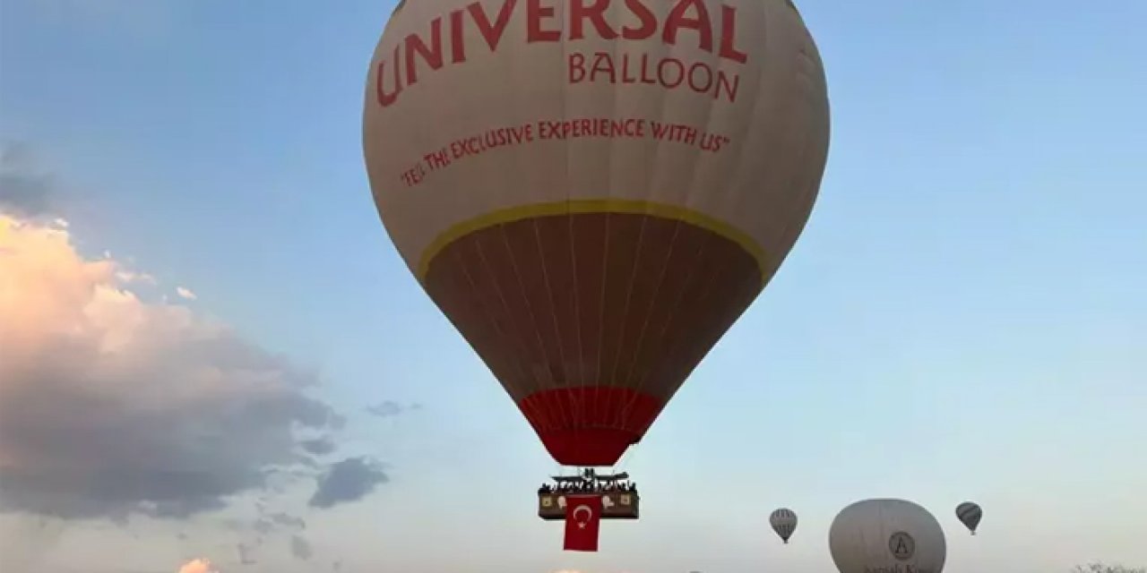 Kapadokya'da balonlar, zafer bayramı için havalandı