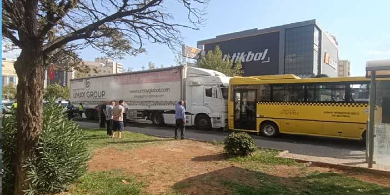 Tır, halk otobüsüne çarptı; 2'si ağır 3 yaralı