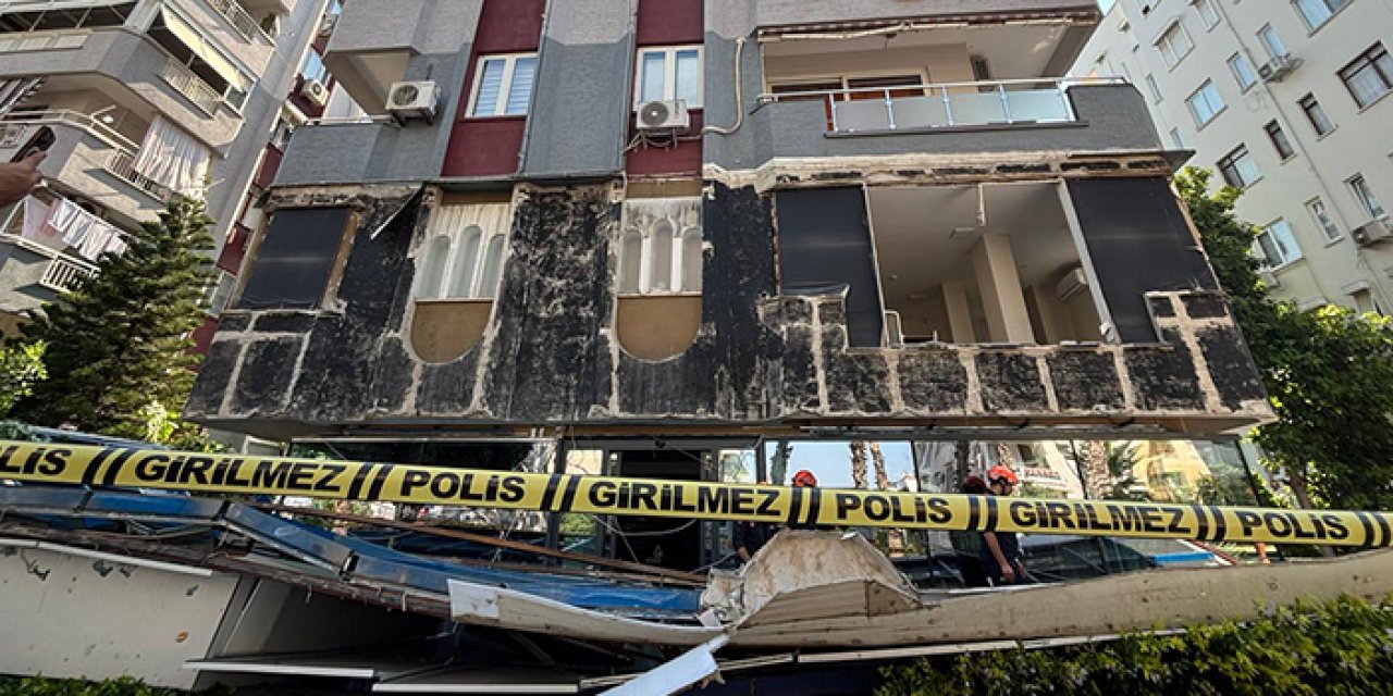 Antalya’da tehlikeli çöküş: Cephe kaplaması büyük gürültüyle düştü