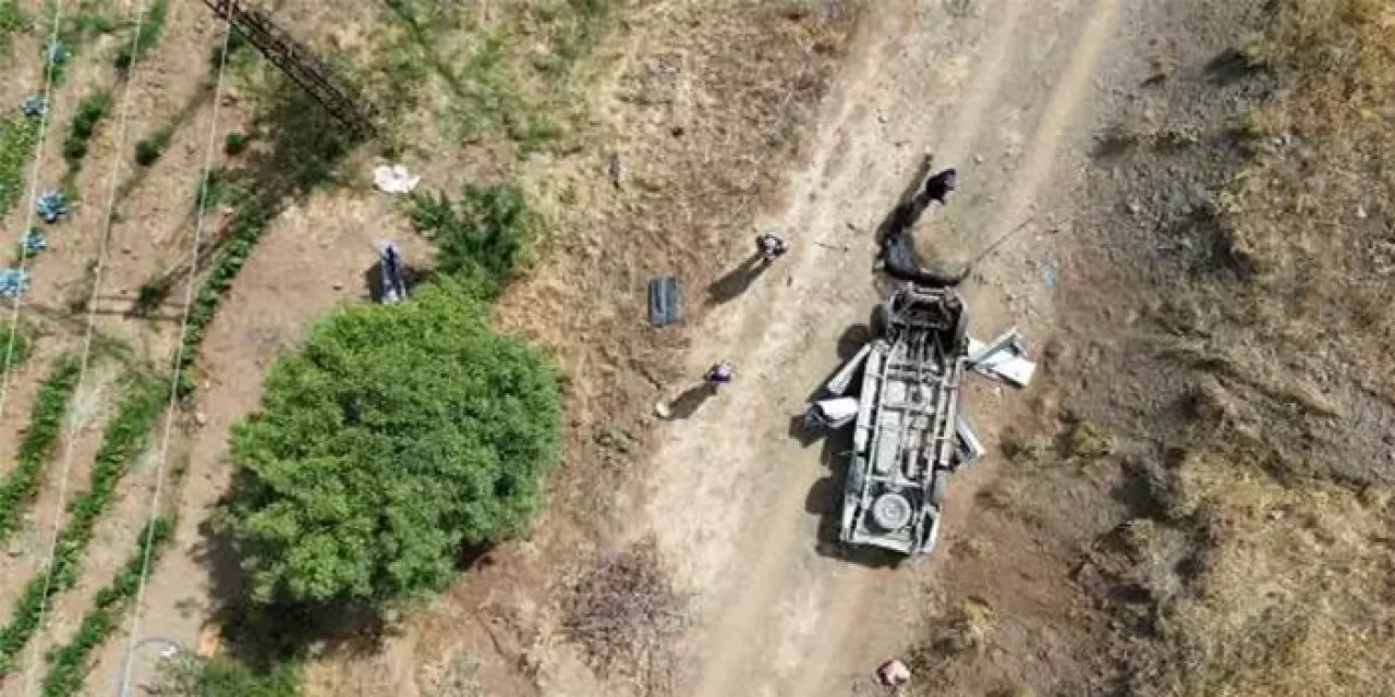 Hakkari’de kamyonet şarampole yuvarlandı: 2 ölü, 1 yaralı