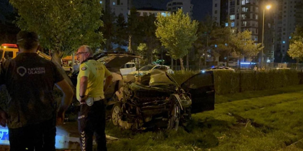 Kayseri’de otomobil tramvay yoluna girdi: 1 kişi yaşamını yitirdi