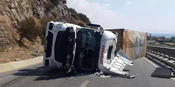 Kocaeli’de TIR kazası: Yol saatlerce kapalı kaldı