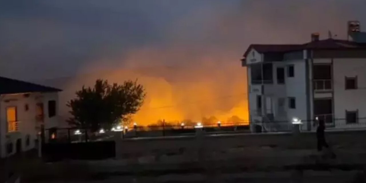 Anız yangını, yerleşim alanlarına yaklaştı: Yangına müdahale sürüyor