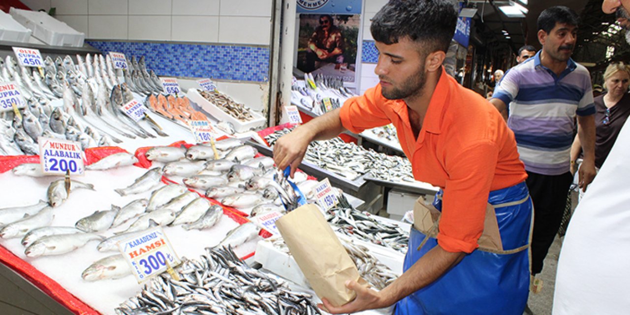 Hamsi tezgâhlara indi: Kilosu 300 TL