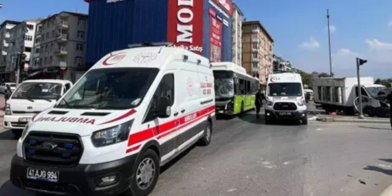 İzmit’te otobüs ile kamyonet çarpıştı: 1’i çocuk 5 yaralı