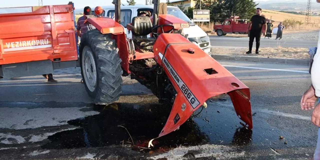 Vezirköprü'de Traktör ve Kamyonet Çarpıştı: 1'i Ağır 4 Yaralı