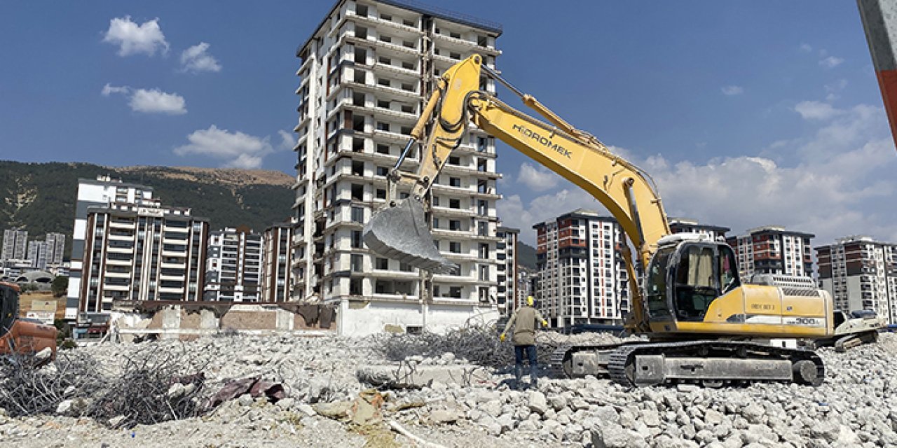 Kahramanmaraş’ta depremde zarar gören binaların yıkım işlemleri devam ediyor