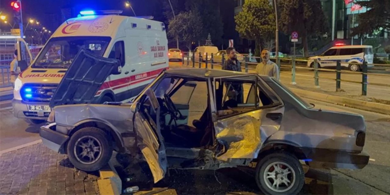 Kayseri’de feci kaza: Otomobil ortadan büküldü