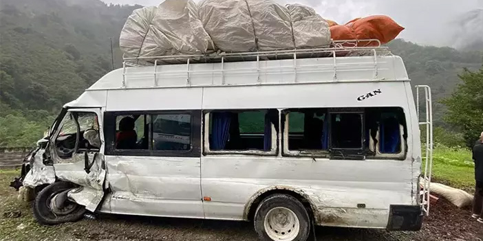 Giresun’da minibüsler çarpıştı: 10 tarım işçisi yaralandı