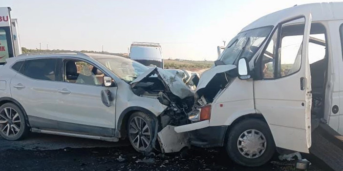 Şanlıurfa Hilvan’da tarım işçilerini taşıyan minibüs otomobille çarpıştı: 10 kişi hastaneye kaldırıldı