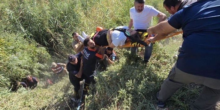 Siirt’te okula giden öğretmenleri taşıyan araç dereye yuvarlandı