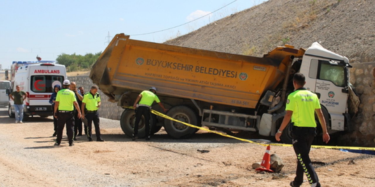 Hafriyat kamyonu istinat duvarına çarptı: Şoför hayatını kaybetti