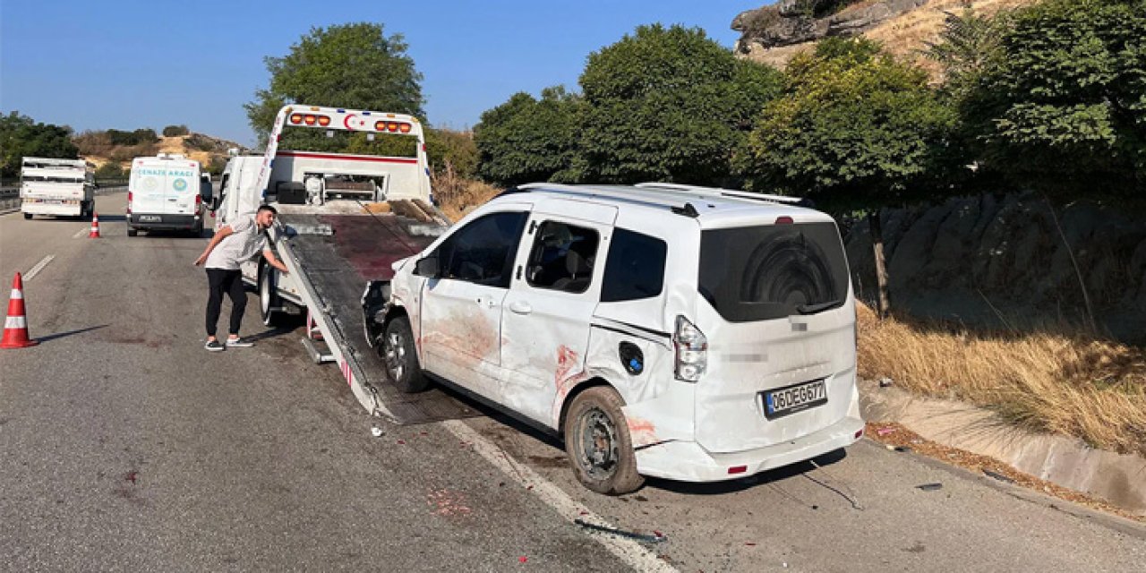 Manisa’da feci kaza… Lastik değiştiren çifte kamyonet çarptı!