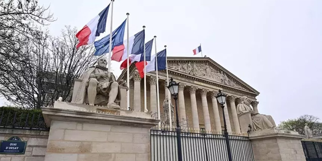 Fransa’da Bayrou hükümeti güvenoyu alamayarak düşürüldü