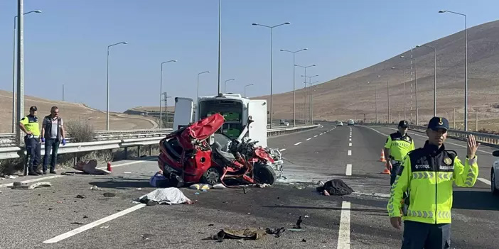 Niğde’de otomobil TIR’a çarptı: 2 ölü, 3 yaralı