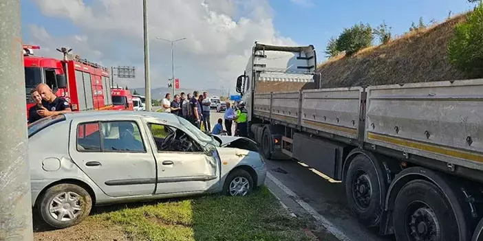 Çanakkale’de TIR’a çarpan otomobilde 1 kişi öldü, 1 kişi yaralandı