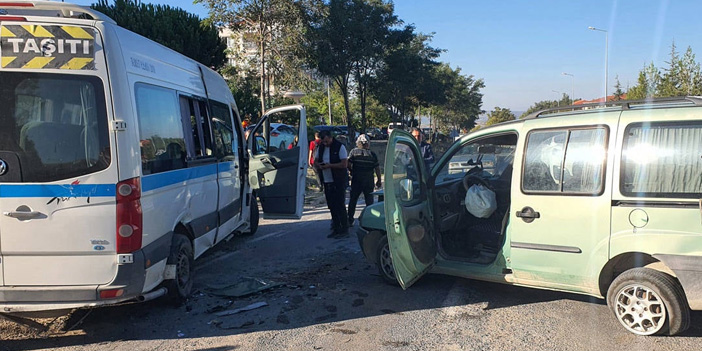 Manisa’da öğrenci servisi kazası: 9 kişi hastaneye kaldırıldı
