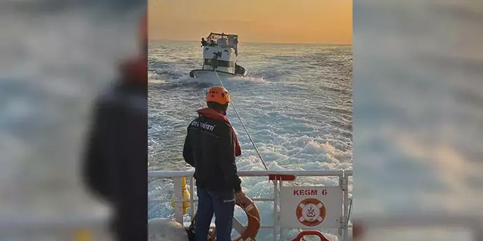 Çanakkale Boğazı’nda sürüklenen tekne kurtarıldı
