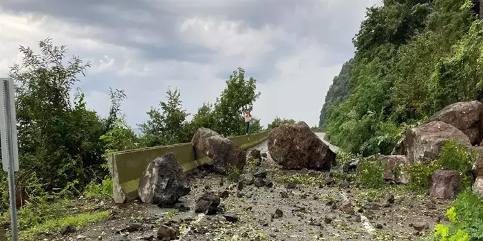 Artvin’de heyelan: Karadeniz sahil yolu ulaşıma açıldı