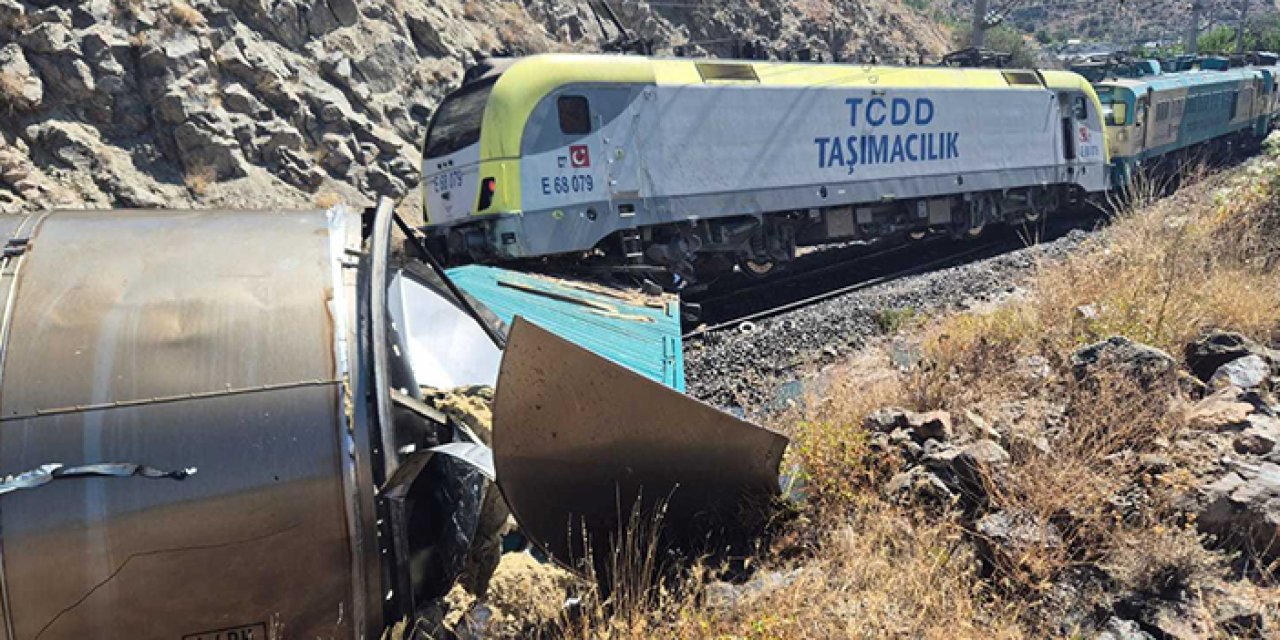 Malatya’da iki yük treni çarpıştı: 1 makinist yaralı