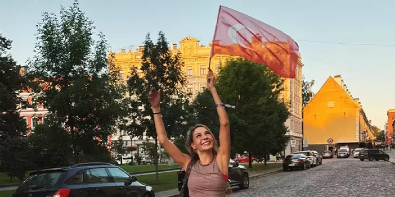 Ebru Şahin’den zafer sevinci: Letonya’da Türk bayrağıyla kutladı