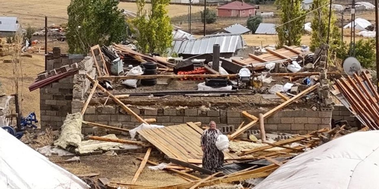 Ağrı’da fırtına çatıları uçurdu: 44 ev ve 30 ahır hasar gördü