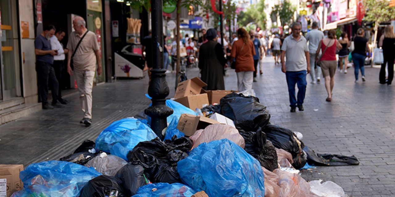 İzmir’de sokak çöpleri mahalle sakinlerini rahatsız ediyor