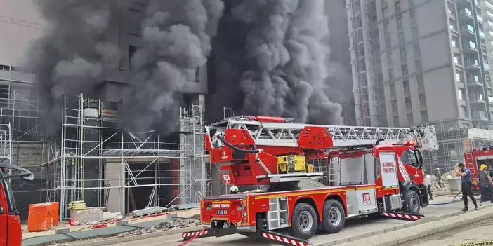 Kadıköy Fikirtepe’de 20 katlı inşaatta yangın: Müdahale devam ediyor