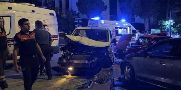 Burdur’da 2 otomobil ve hafif ticari aracın karıştığı zincirleme kazada 1 ölü, 4 yaralı