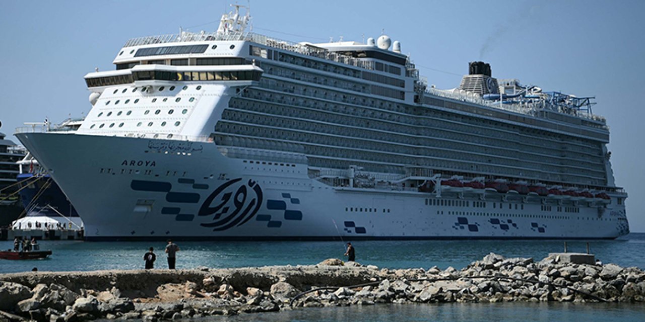 Kuşadası’na ‘Aroya’ kruvaziyeriyle 3 bin 362 turist geldi