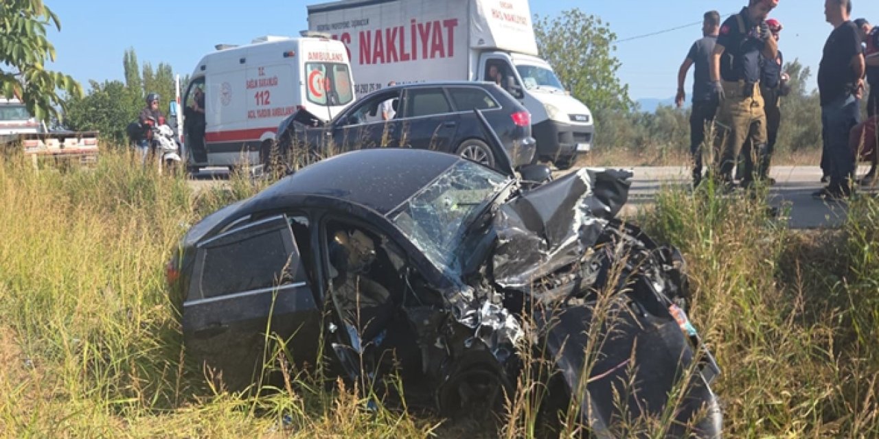 Bursa’da iki otomobil kafa kafaya çarpıştı: 4 yaralı
