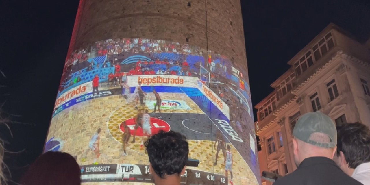 12 Dev Adam'ın final mücadelesi Galata Kulesi'ne yansıtıldı