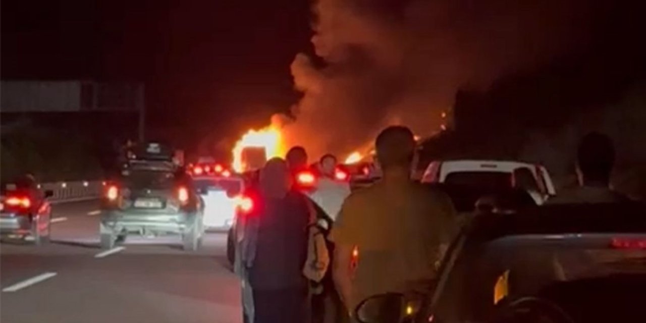 Yalova’da otoyolda TIR alev alev yandı