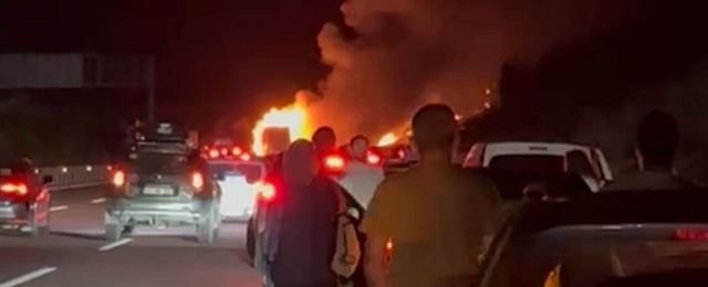 Yalova’da otoyolda TIR alev alev yandı