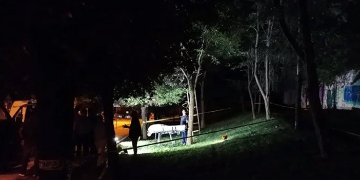 Ümraniye’de yol kenarında ağaca asılı halde ceset bulundu