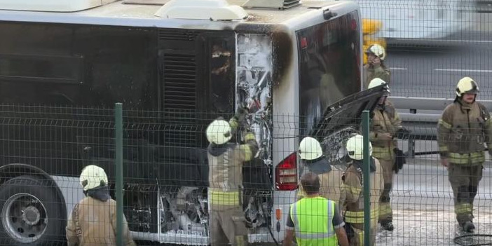 İstanbul’da metrobüs yangını: Yolcular tahliye edildi, trafik kilitlendi