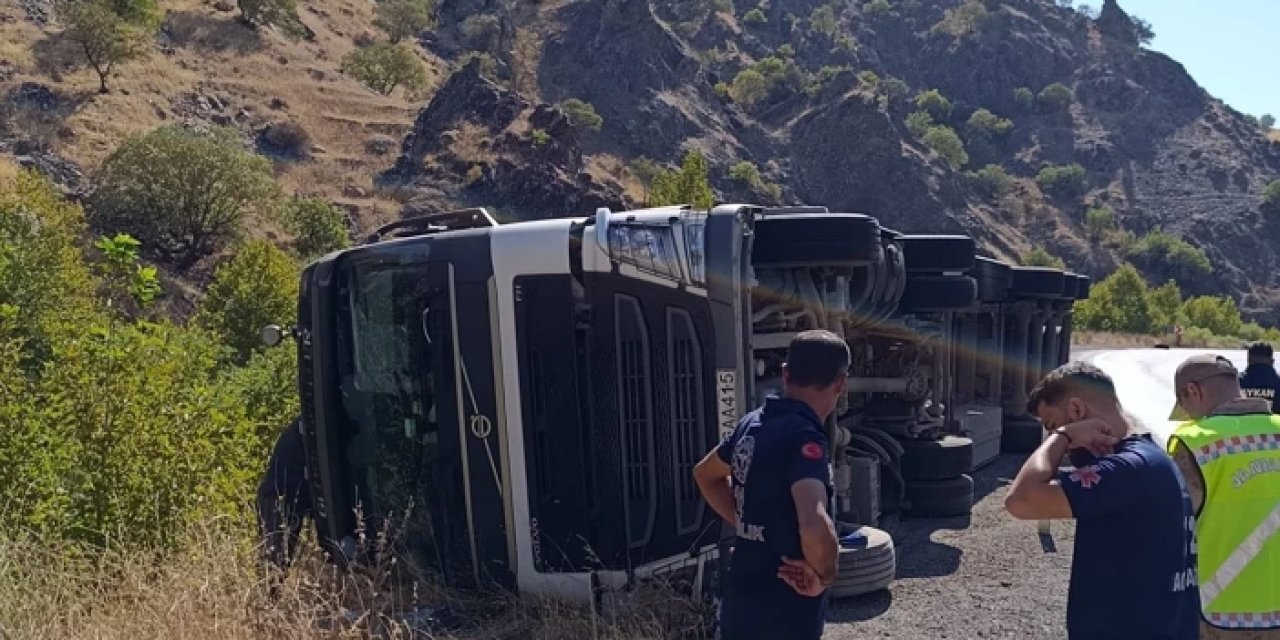 Siirt’te TIR devrildi: Şoför yara almadı