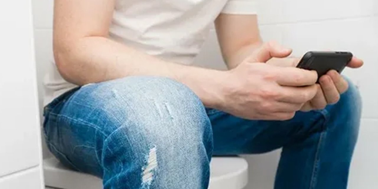 Tuvalette telefon kullananlar dikkat: O hastalığa yol açıyor