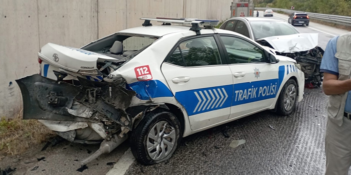 Kazaya müdahale eden polislerin aracına otomobil çarptı; 2'si polis 8 yaralı