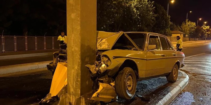 Kocasinan’da trafik kazası: Klasik otomobil paramparça oldu